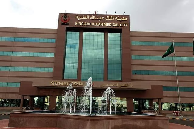 مدينة الملك عبدالله الطبية تنقذ حاجين من انسدادات قلبية معقدة 