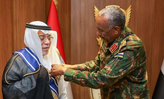 «البرهان» يمنح السفير السعودي في السودان وسام النيلين من الطبقة الأولى 