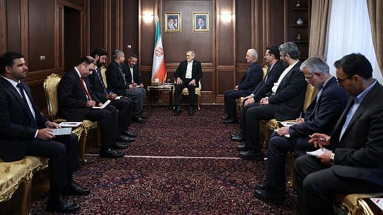 قائد الجيش الباكستاني يزور طهران.. وتفاؤل بحدوث انفراجة