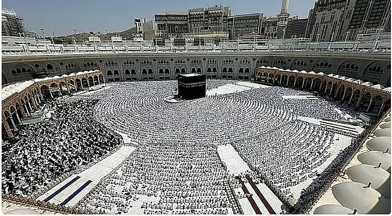 «لَبَّيْكَ اللَّهُمَّ لَبَّيْكَ».. الحجاج يؤدون طواف القدوم والسعي بأرجاء الحرم المكي