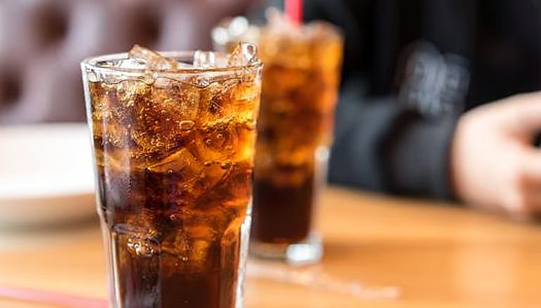استشاري: 4 مخاطر لتناول المشروبات الغازية السكرية مع الوجبات الدسمة 