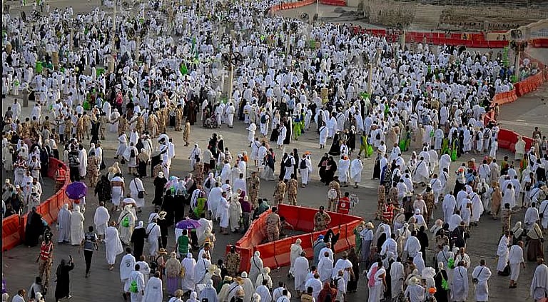 «المرور» تحث الحجاج على التقيد بحركة السير أثناء النفرة من عرفات إلى مُزدلفة 