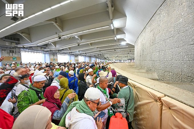 حجاج بيت الله الحرام يواصلون رمي الجمرات في آخر أيام التشريق وسط منظومة تنظيمية متكاملة 