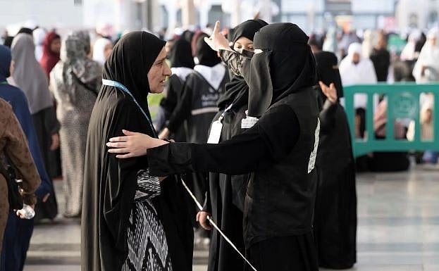 المرأة السعودية ترسم أروع صور العطاء التطوعي في خدمة ضيوف الرحمن 