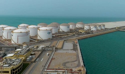 بعد انفجارات.. استئناف العمليات في ميناء الفحل العماني 