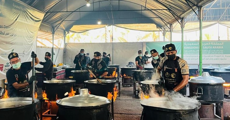 المملكة توزع 24.800 وجبة غذائية ساخنة في وسط وجنوب قطاع غزة