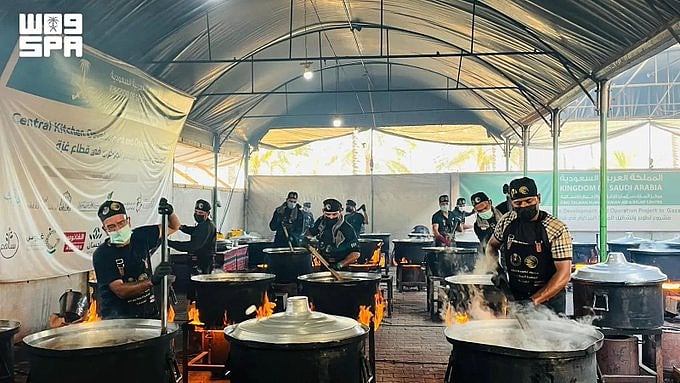 المملكة تدعم قطاع غزة بتوزيع 25,000 وجبة غذائية ساخنة