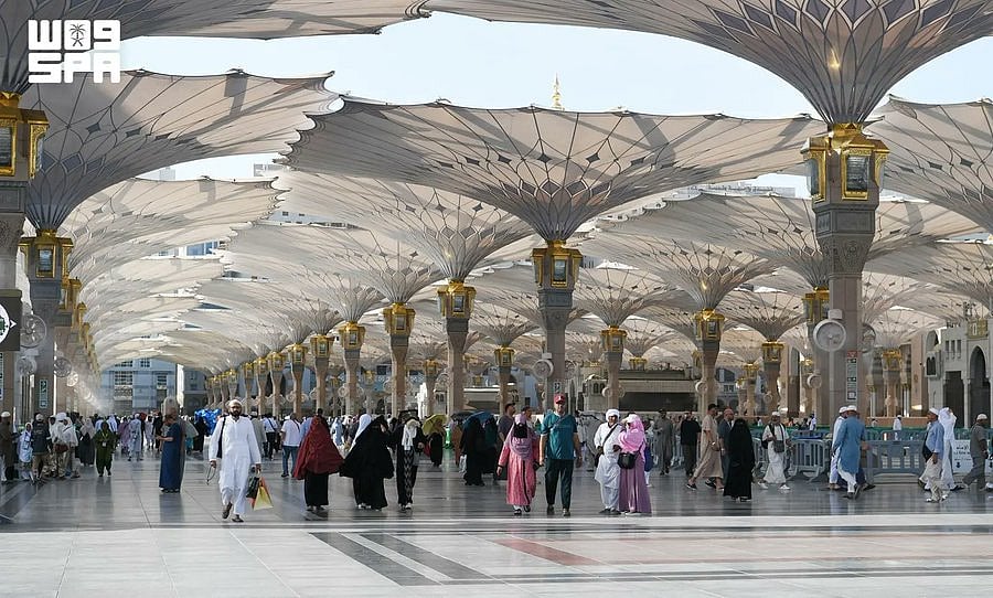 المدينة المنورة تودّع أفواج الحجاج وتستقبل رحلات المعتمرين