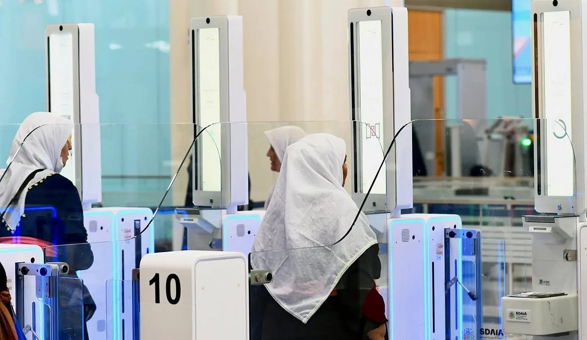 "الجوازات" تواصل جهودها لإنهاء إجراءات مغادرة ضيوف الرحمن عب