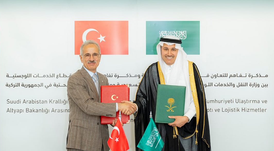 وزير النقل ونظيره التركي يوقعان مذكرة تفاهم بشأن ق