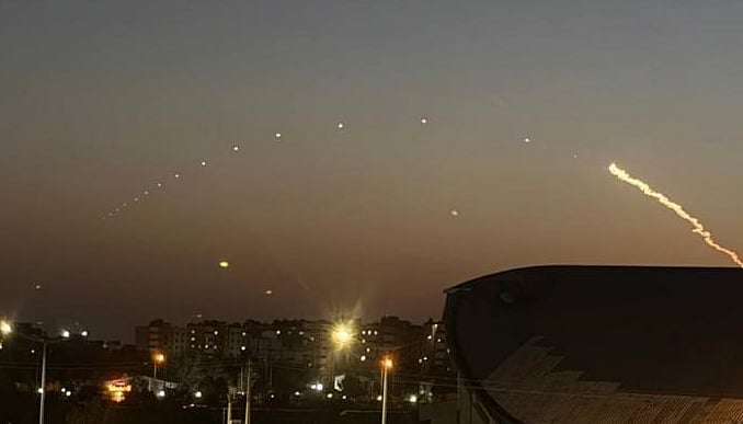 التلفزيون الإيراني: 5 مقذوفات تستهدف موقعًا في مين
