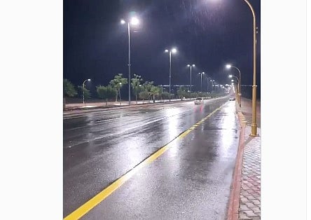 مشهد طبيعي خلاب.. أمطار الصيف تزين العقيق والبرق يضيء السماء 