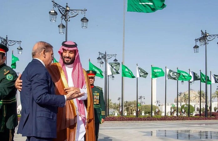 شهباز شريف يعرب لولي العهد عن تقدير باكستان لدعم المملكة جهود السلام والتأكيد على تعزيز الشراكة الثنائية 