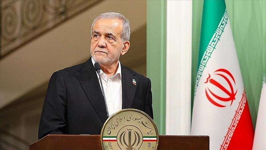 الرئيس الإيراني يعتزم زيارة باكستان غدا 