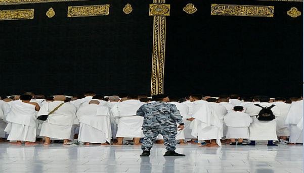 المسجد الحرام.. ملتقى الأرواح ووحدة المسلمين في مشاهد إيمانية تجسد عالمية الرسالة 