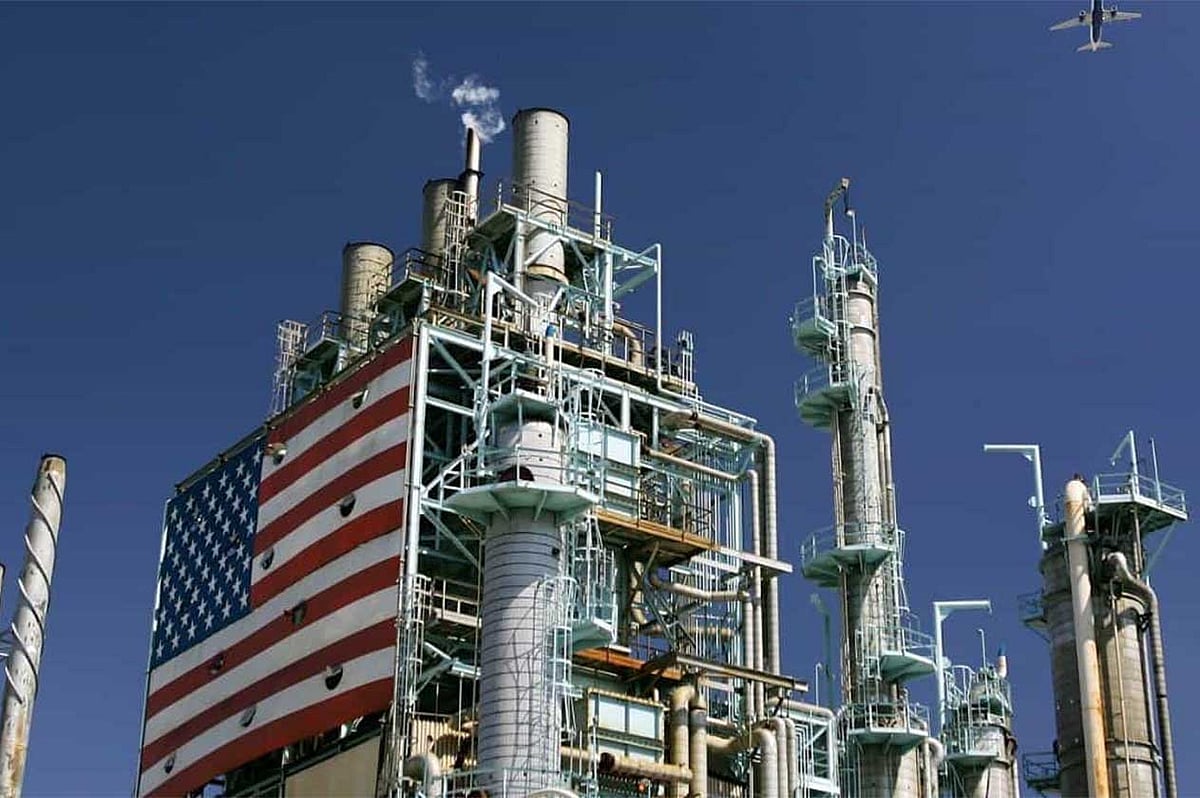 انخفاض مخزونات النفط في أمريكا وارتفاع البنزين خلال الأسبوع الماضي 