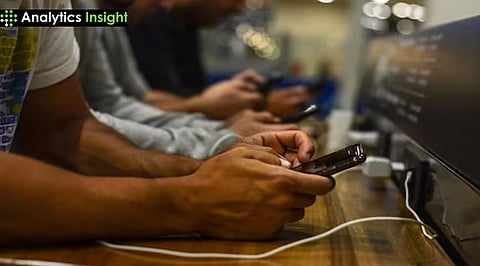 पब्लिक प्लेस में लगे चार्जिंग पाइंट से डिवाइस चार्ज करने चाहिए या नहीं? Reddit यूजर की पोस्ट पर किसने क्या कहा