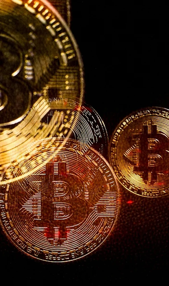 Spot Bitcoin ETFs grow fast, attracting huge demand and pushing prices to new highs in 2025