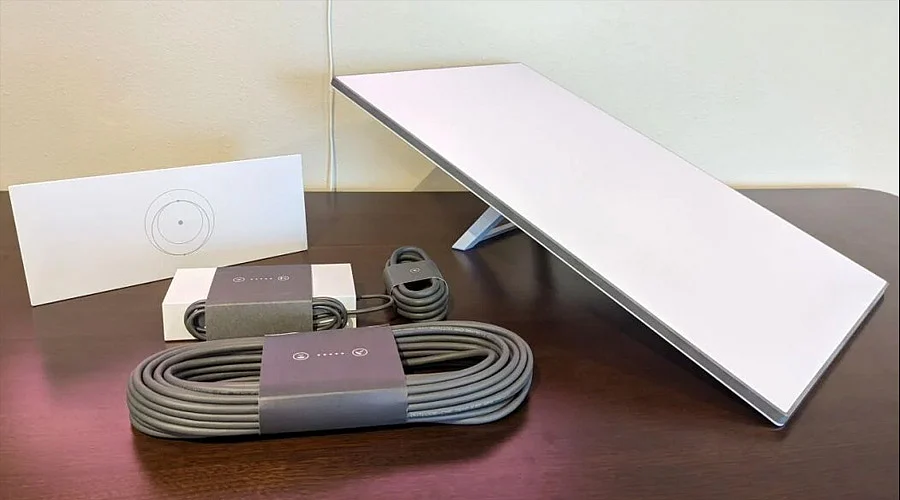 Starlink Kit & Setup
The Starlink starter kit includes a dish, Wi‑Fi router, cables, and power supply. It’s designed for easy self-installation without professional help. In India, introductory setup cost is around ₹30,000 before availing monthly service plans .