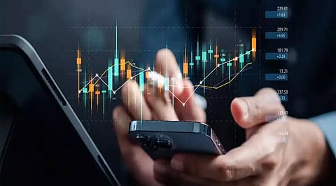US Stocks Rise as Amazon Rally Offsets Apple Drop After Earnings Reports 