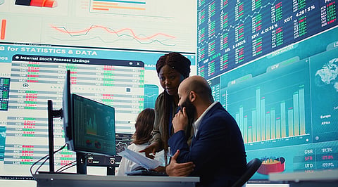 NASDAQ Climbs as Stronger US Growth and Softer Inflation Lift Stocks