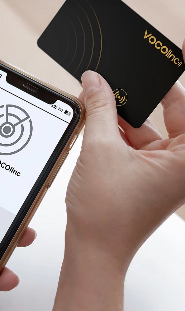 Pic-5 Use a VOCOlinc Air Card Tag inside your passport holder for dual-network global tracking..jpg