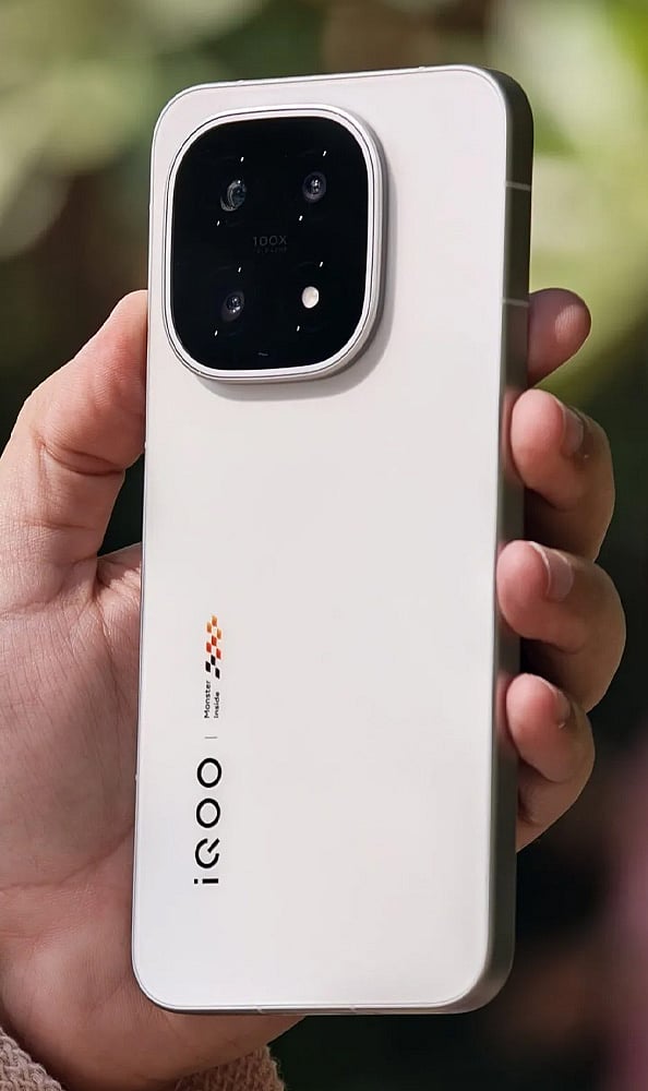 iQOO 15: Powered by Snapdragon 8 Elite Gen 5, the iQOO 15 delivers sustained gaming performance, responsive touch controls, and excellent value for competitive mobile gamers.