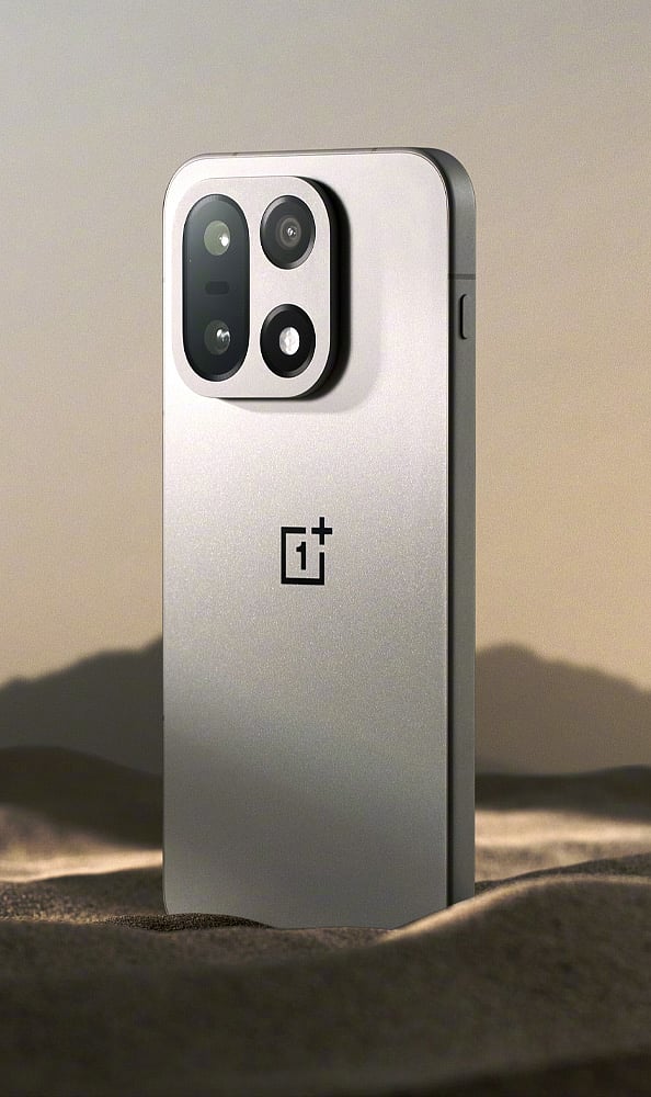 OnePlus 15: Offering flagship Snapdragon power with vapor chamber cooling, the OnePlus 15 balances gaming, photography, productivity, and long-lasting battery life in one premium package.