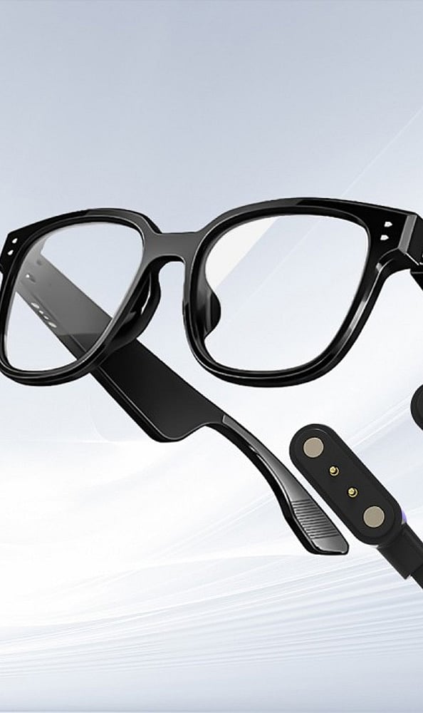 Smart glasses are becoming the next big computing device, handling calls, messages, navigation, and AI tasks without taking a phone out.