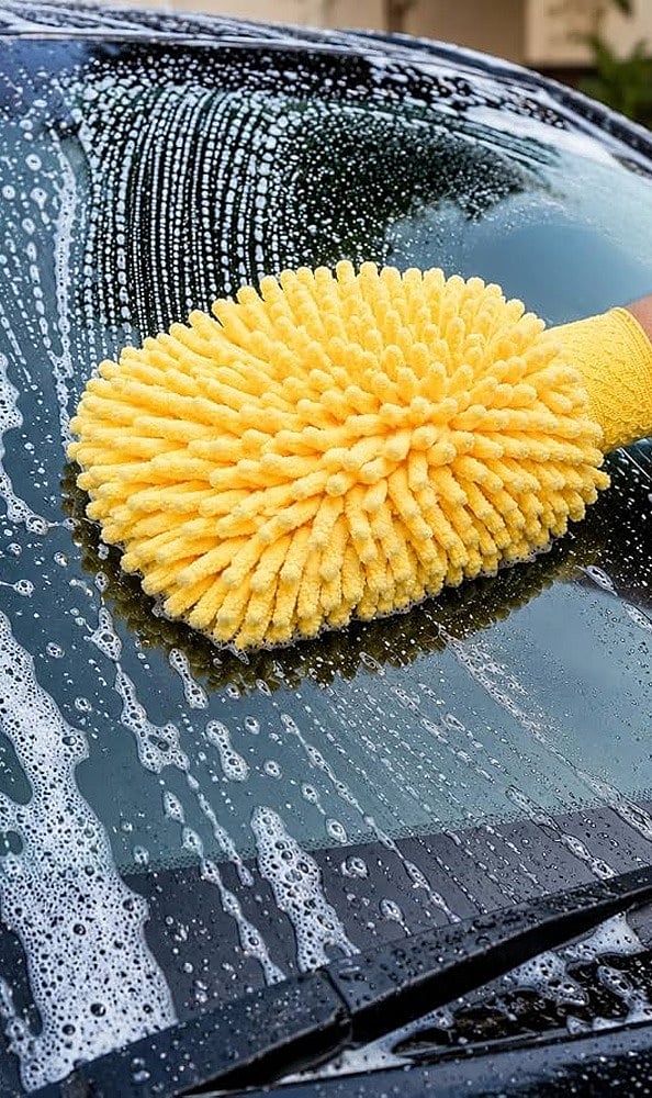 A chenille microfiber wash mitt holds plenty