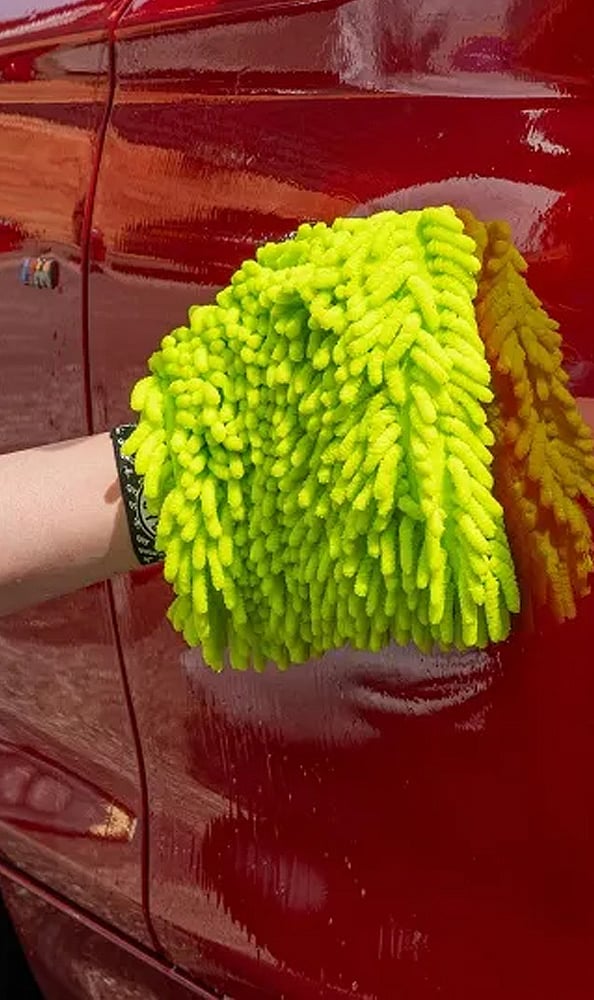 An-extendable-microfiber-car-duster-reaches-roofs
