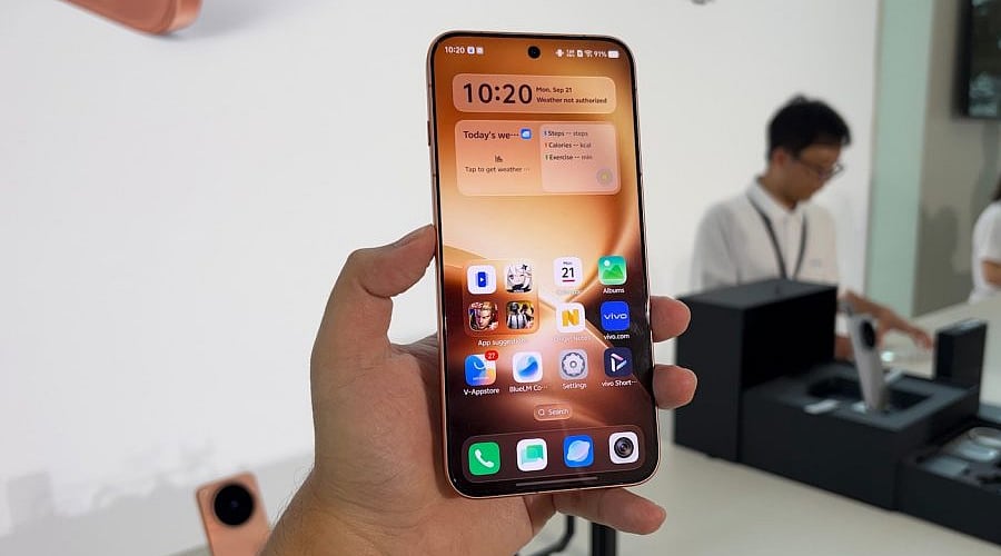 the X500 Pro Max features a 6.85-inch 2K display, making it the larger option for gaming, video and editing photos. The X500 Pro has a more compact 6.36-inch screen.