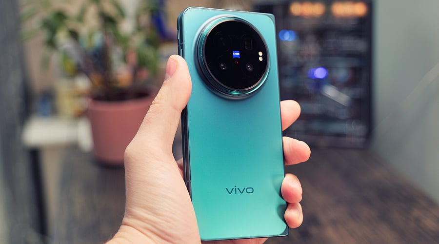 Vivo offers the X500 Pro Max support for a 400mm-equivalent ZEISS Telephoto Extender Gen 2 Ultra. The X500 Pro supports a separate 200mm-equivalent telephoto 
