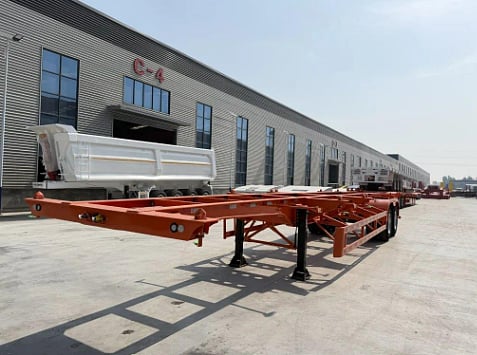 CHENLU three-axle flatbed. The full deck and fixed headboard are visible; the sides have no upright stakes.