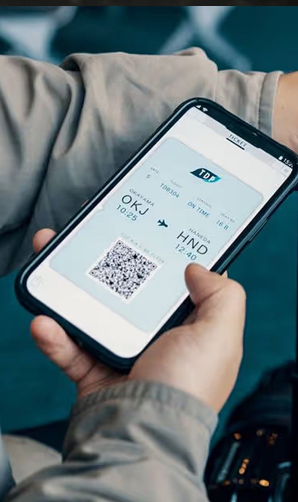 Avoid shared bins: TSA officers advise against placing phones in bins that may have held shoes or other personal items. Keeping the phone in your bag reduces contact with shared surfaces.