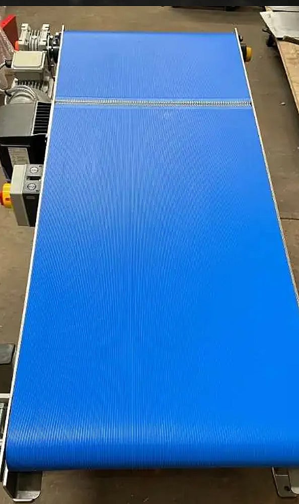 Prevent belt mishaps: Never place a phone directly on the X-ray conveyor. Small devices can fall between the belt rollers and become difficult or impossible to retrieve.
