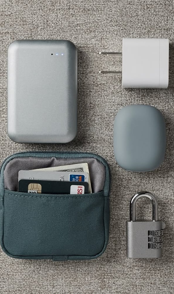 Keep Valuables Together: Store smaller essentials, including wallets, keys and earbuds, in secure compartments to reduce misplaced belongings while moving through airport checkpoints.