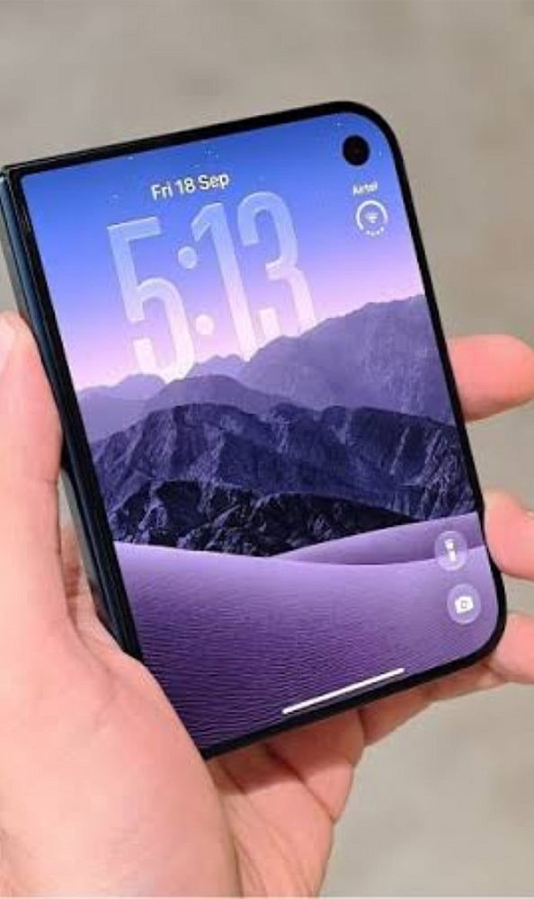 Battery Performance: Battery life varies with display size, processor efficiency, software optimisation and usage patterns, so real-world testing is necessary before declaring a clear winner.