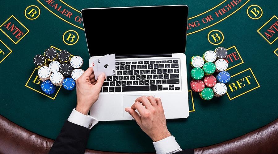 How can one choose a trustworthy online casino in Singapore?