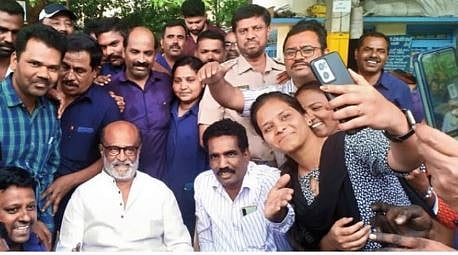 போக்குவரத்துக் கழக ஊழியர்களுடன் செல்ஃபி எடுத்துக் கொண்ட நடிகர் ரஜினிகாந்த்! 