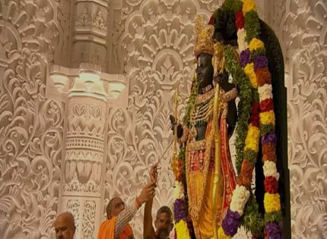 அயோத்தி: குழந்தை ராமர் சிலை பிரதிஷ்டை செய்யப்பட்டது!