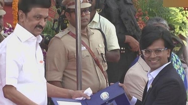 குடியரசு தின விழா: கோட்டை அமீர் மத நல்லிணக்க விருது பெற்ற முகமது ஜூபைர்!