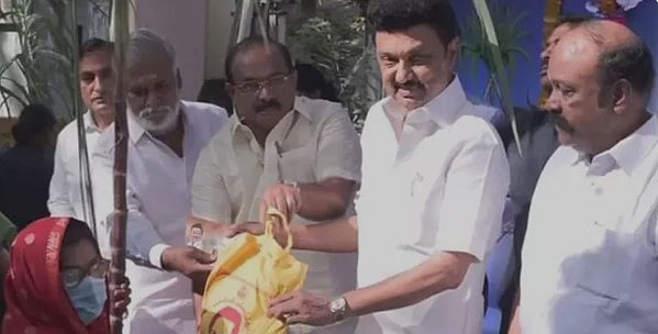 பொங்கல் பரிசு தொகுப்பாக ரூ. 1000 வழங்கும் திட்டத்தை முதல்வர் தொடங்கி வைத்தார்!