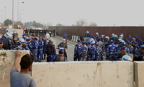 விவசாயிகள் போராட்டம்: இணைய சேவைகள், சாலைகள் முடக்கம் ! –தீவிர கண்காணிப்பில் காவல் துறை