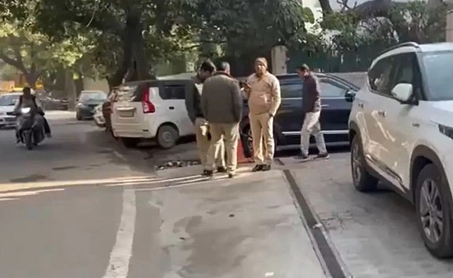 அரவிந்த் கெஜ்ரிவால் தனிச்செயலாளர் வீட்டில் அமலாக்கத்துறை சோதனை!