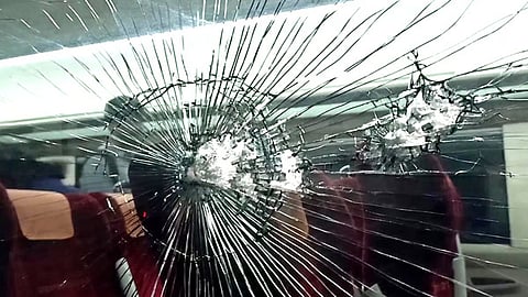 வந்தே பாரத் ரயில்வண்டி மீது கல்வீச்சு- 7 பெட்டிகளில் சேதம்!