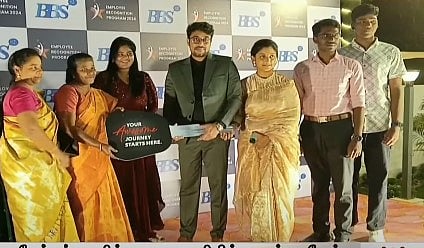 ஊழியர்களுக்கு கார் பரிசளித்து அசத்திய தஞ்சை மென்பொறியாளர்! 