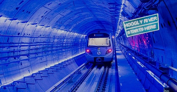 இந்தியாவிலேயே முதல் முறையாக நீருக்கு அடியில் மெட்ரோ ரயில் போக்குவரத்து தொடங்கியது!
