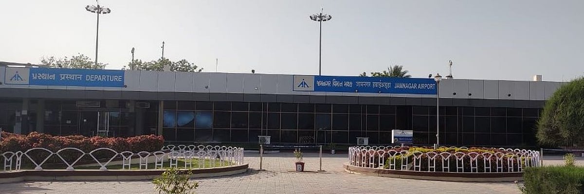 அம்பானிக்காக 10 நாள்கள் ஜாம்நகரில் இப்படியா செய்வது?- சமூக ஊடகங்களில் சூடான விவாதம்!