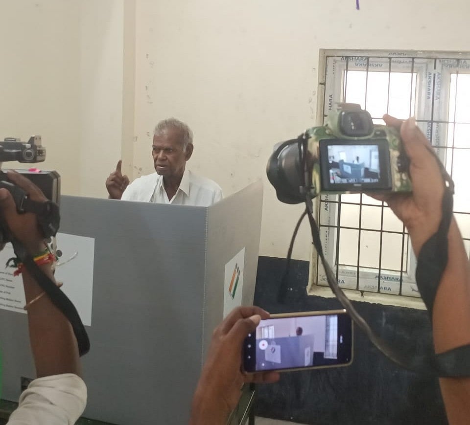 நல்லக்கண்ணு உட்பட இடதுசாரி தலைவர்கள் வாக்களித்தது எங்கெங்கே?